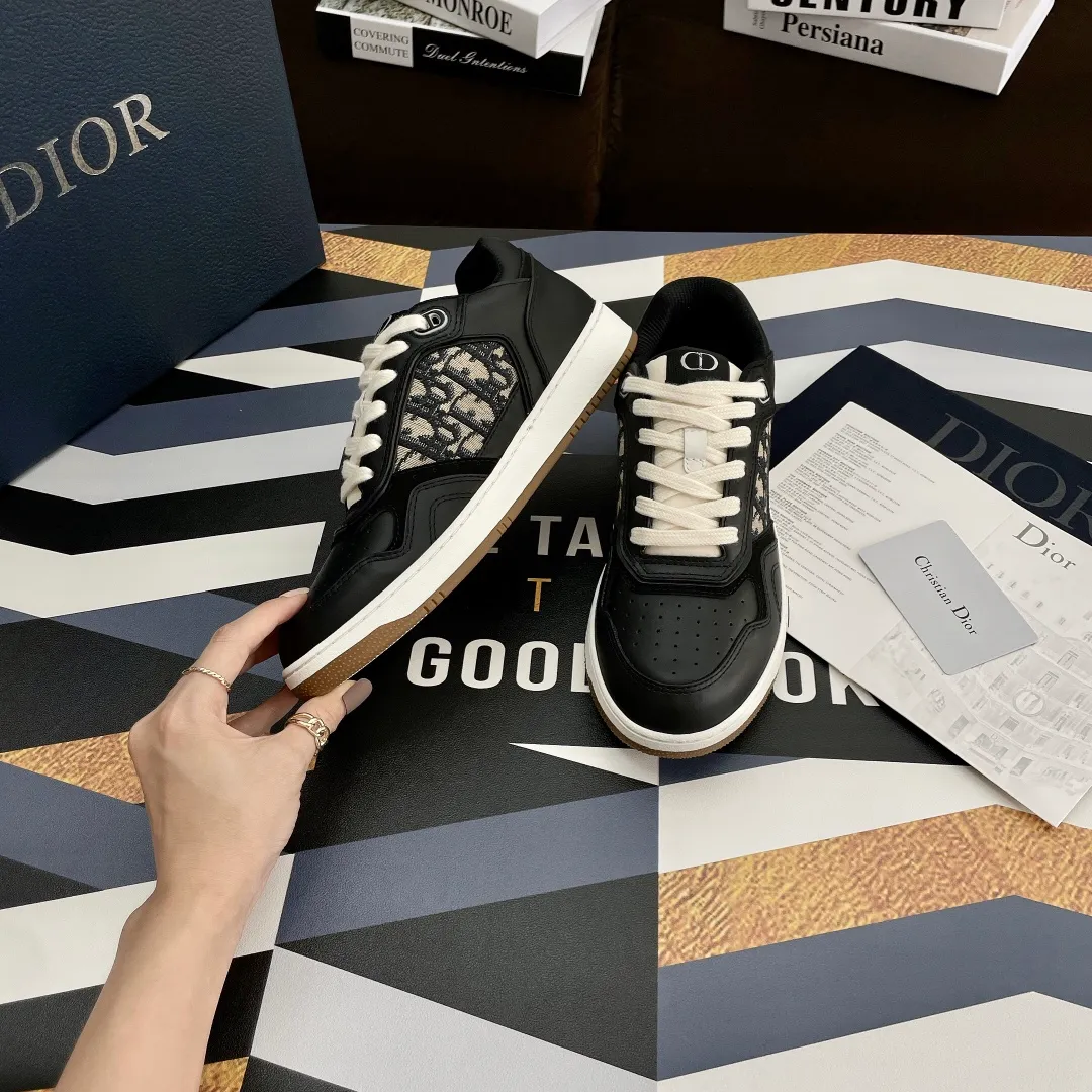 👟👟Ex-factory price 480👟👟 .(3D printing +20) Dior Dior🔥Counter genuine 1-1 top version (you can compare with the original version) The top version is made not blown out👍 👫Contrast color positioning and splicing design! Fashionable and casual personality! Look like a goddess on your feet! Simple line design, three-dimensional cutting, super invincible and stylish, looks good no matter how you match it. The super popular elements and colors make the whole set youthful and beautiful. It can easily catch the eye in the crowd. It is casual, comfortable, fashionable and versatile, a high-quality casual suit with no sense of age. ✅Fabrics: imported first-layer cowhide + high-tech laser technology. ✅Inner lining: imported transparent silk fabric. ✅Feet: original molded feet. ✅Outsole: original molded 1:1 two-color T👟👟factory price U outsole ✅Method: original 1:1 full set of lasts ✅Female size: 35～40 ✅Male size: 38～45